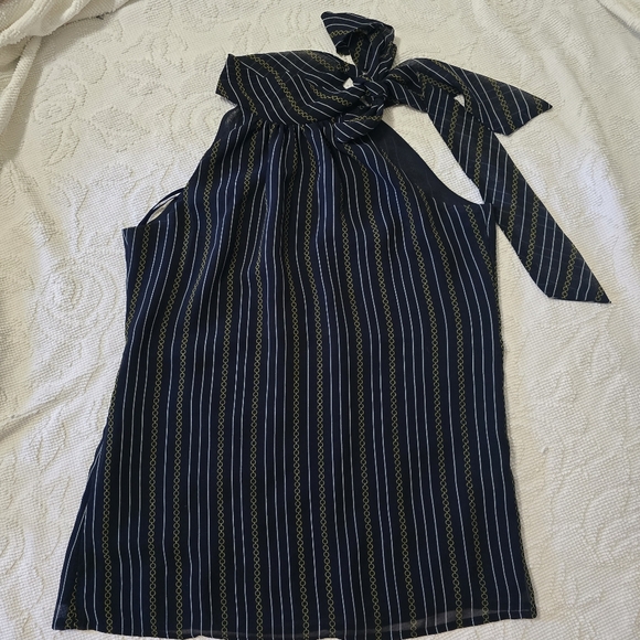 🌟7/25$ BANANA RUBLIC Seeveless Bow Blouse in Navy Blue Stripes & Chain Print - Picture 2 of 8